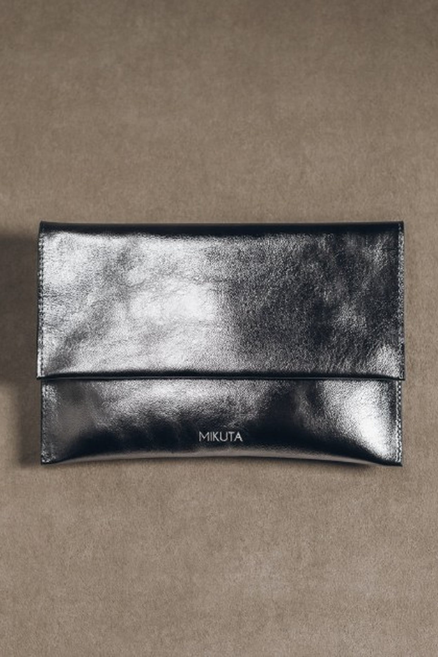 THE SILVER LEATHER ESSENTIALS POUCH SILVER 1