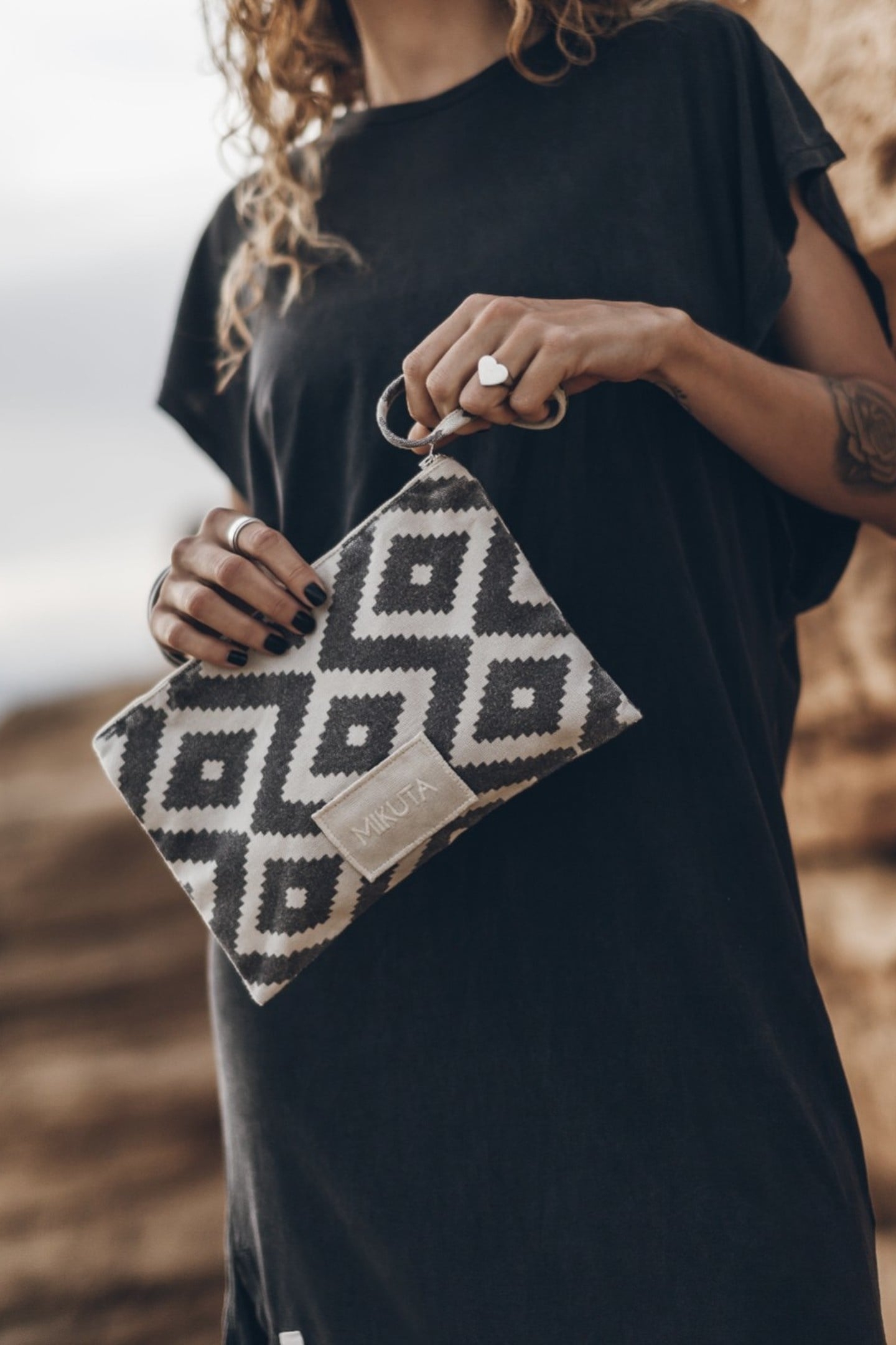 THE PRINTED CANVAS POUCH WHITE 1