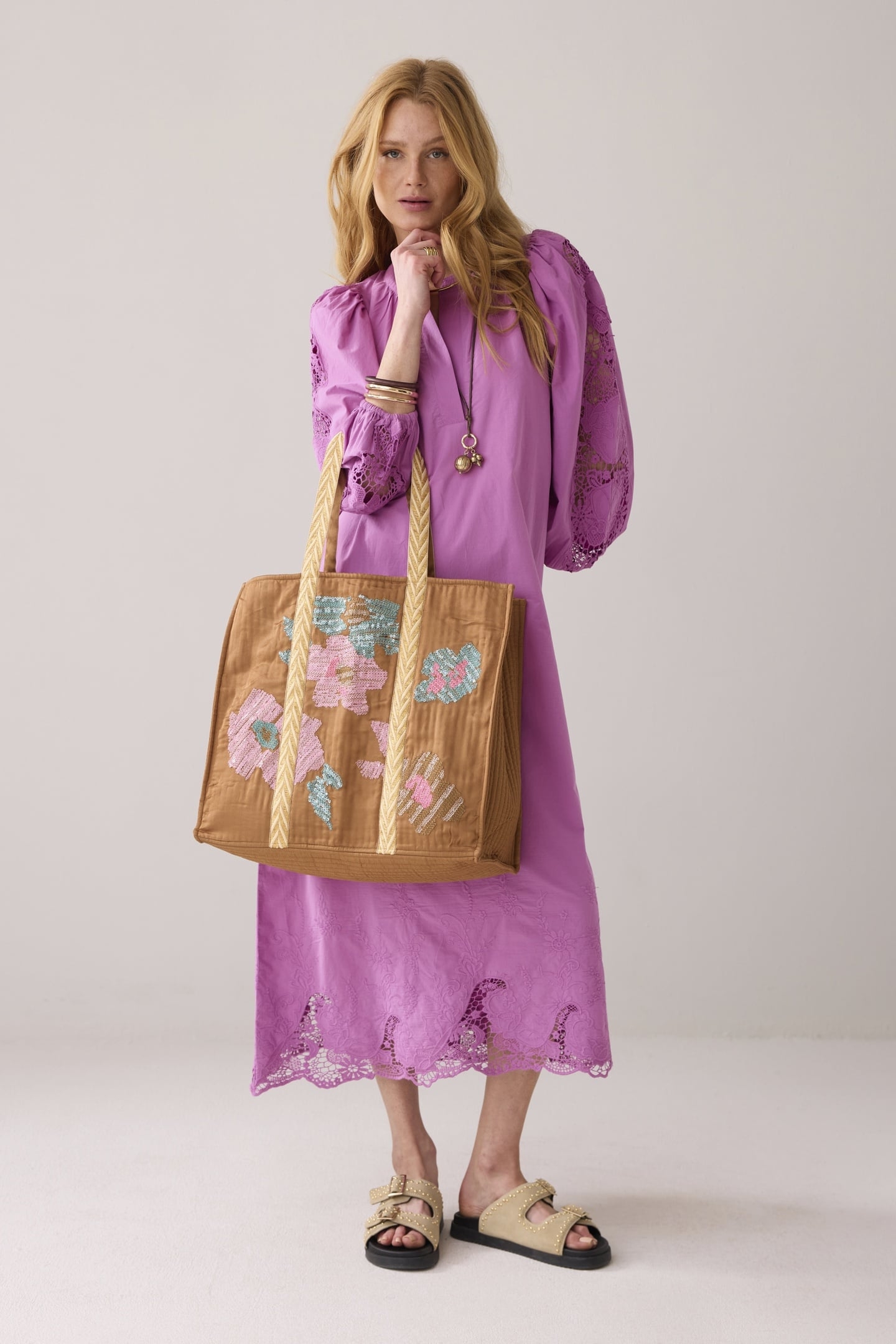 BAG SATIN EMBROIDERED PEANUT 1