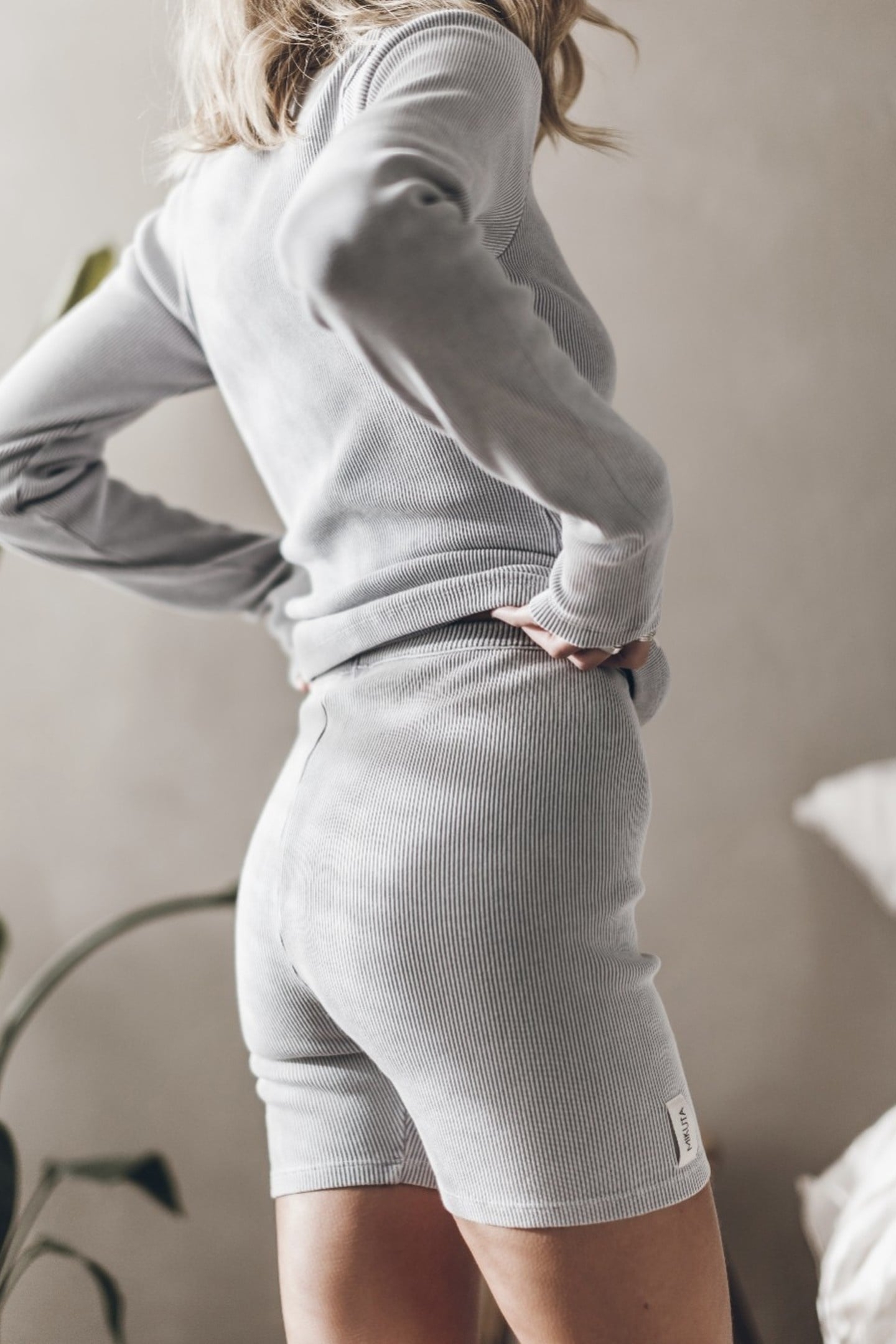 THE LIGHT RIBBED BIKER SHORTS WHITE 2