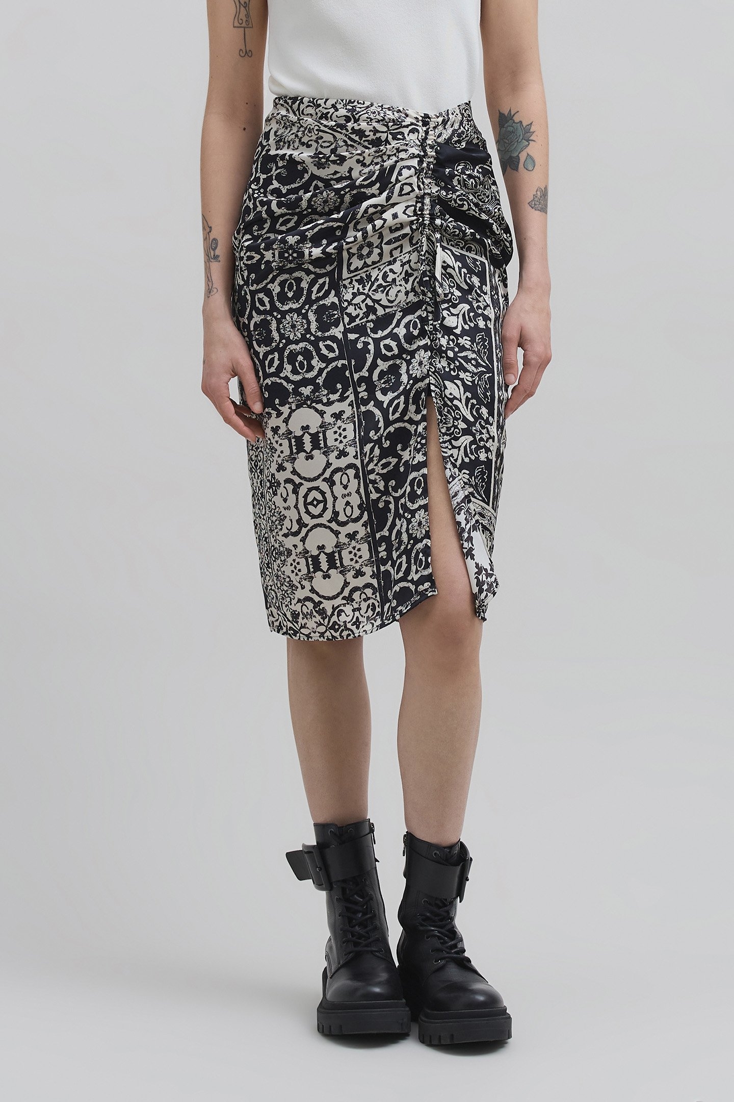 BLACK GATHERED SKIRT PATCHWORK PRINT SCARF WOMAN 1