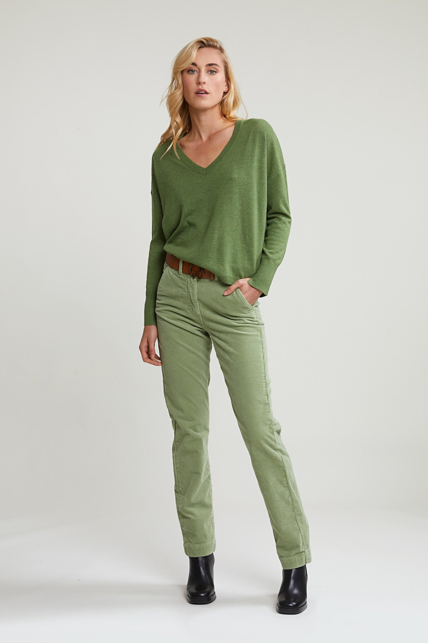 KHAKI BASIC V-NECK SWEATER LONG SLEEVES 3
