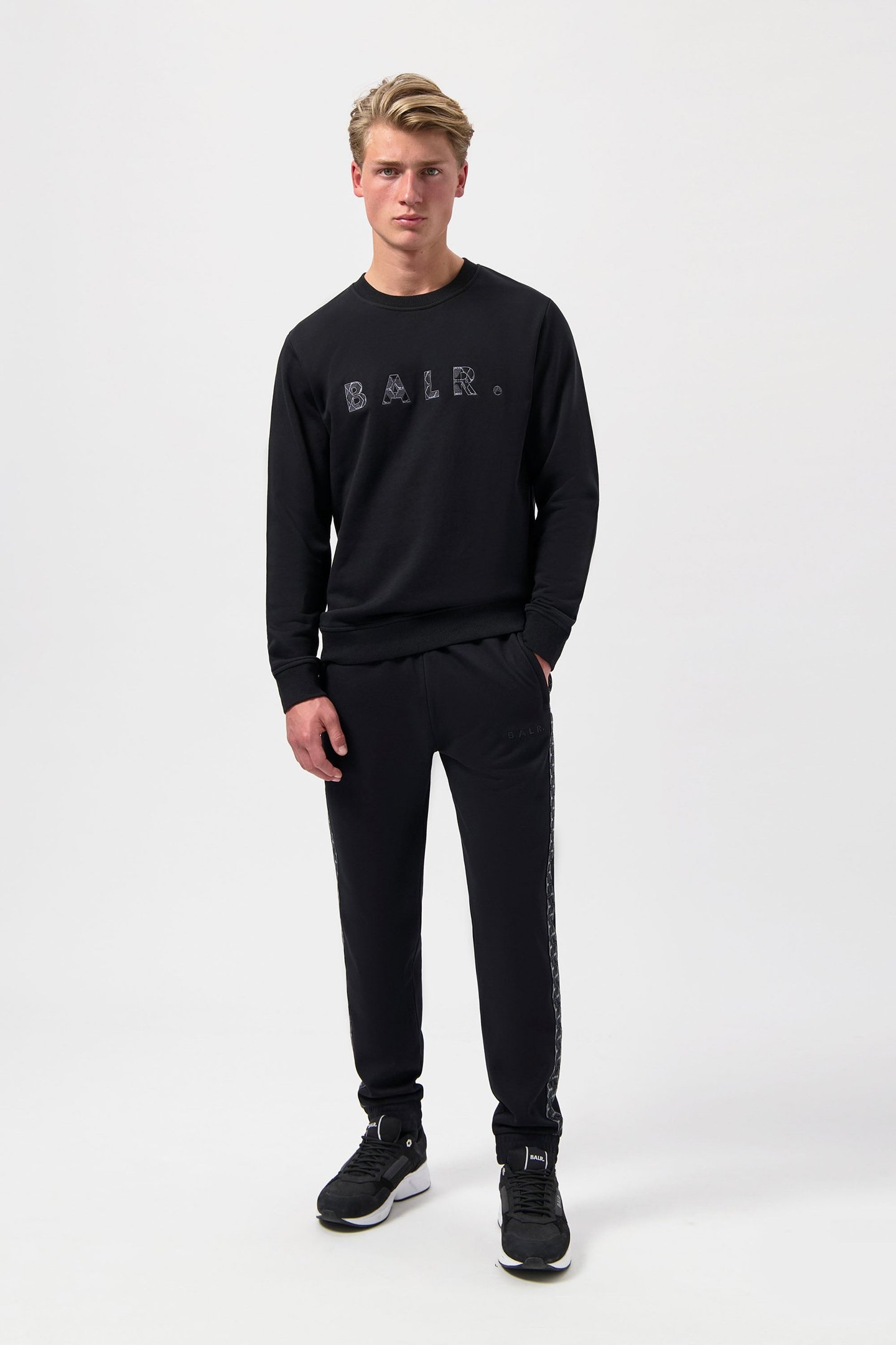 BALR. MONOGRAM EMBRO CREWNECK JET BLACK/PHANTOM 2