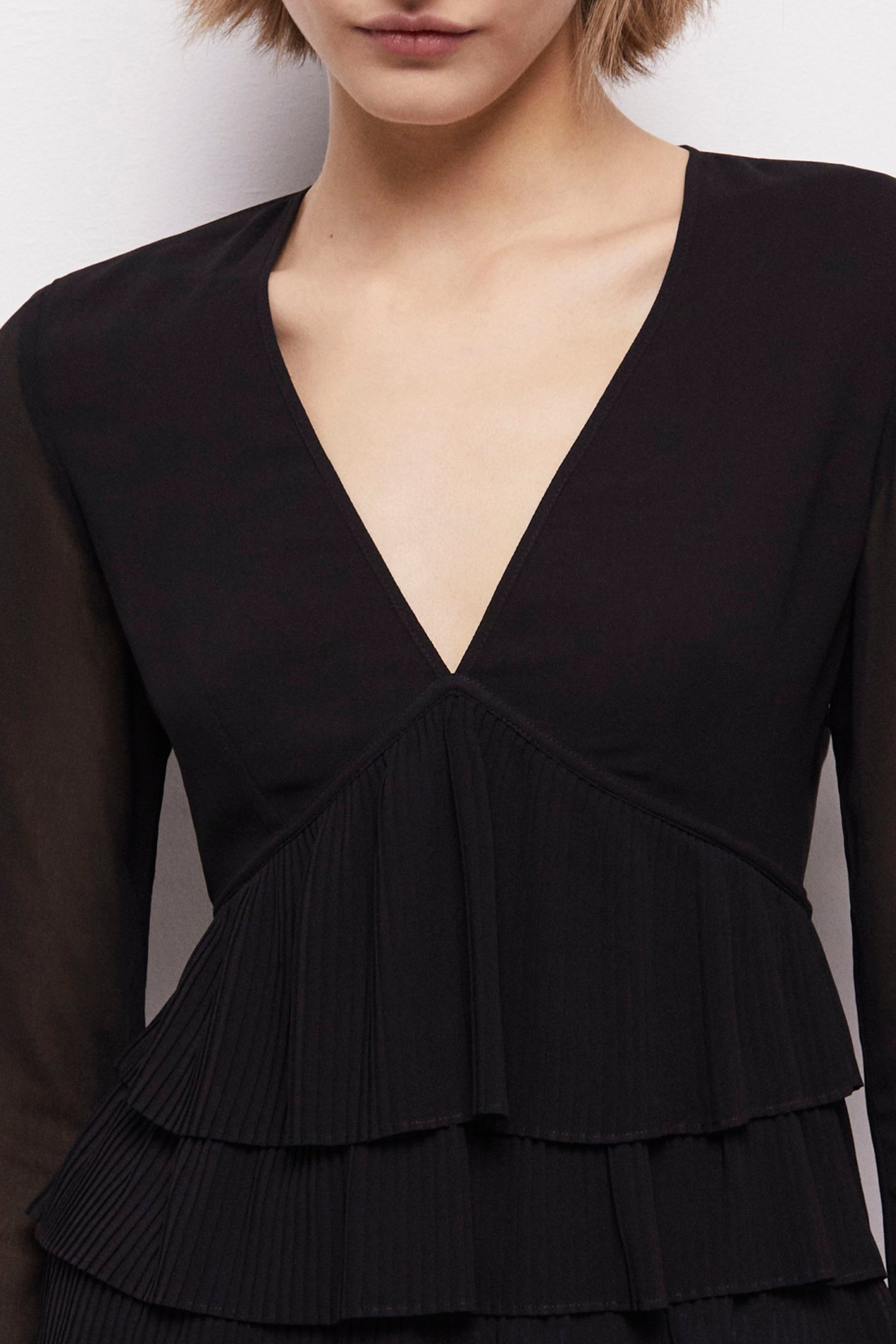 LONG-SLEEVED TOP WITH A V-NECK BLACK 6