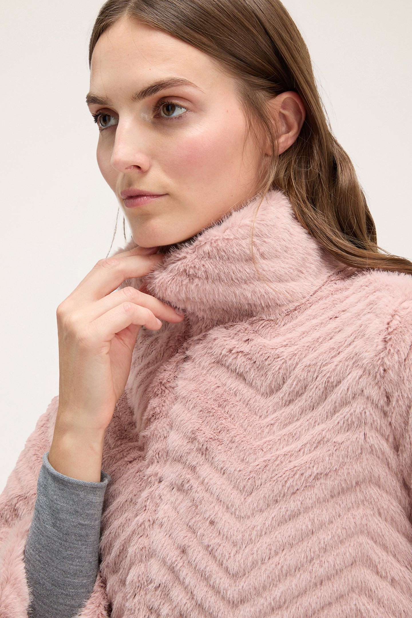 SHORT CHEVRON CUT PLUSH CAPE PINK 5