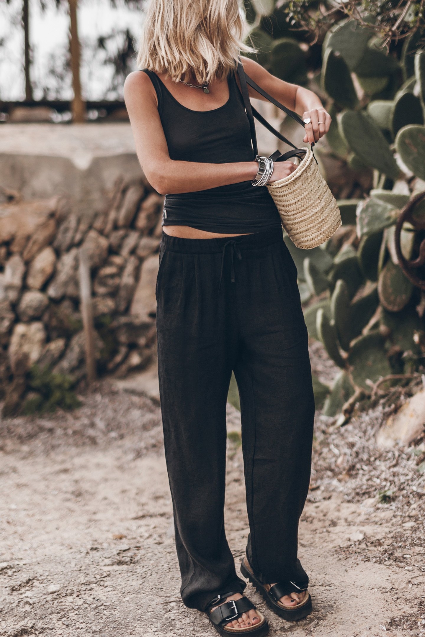 THE BLACK LOOSE LINEN PANTS 1