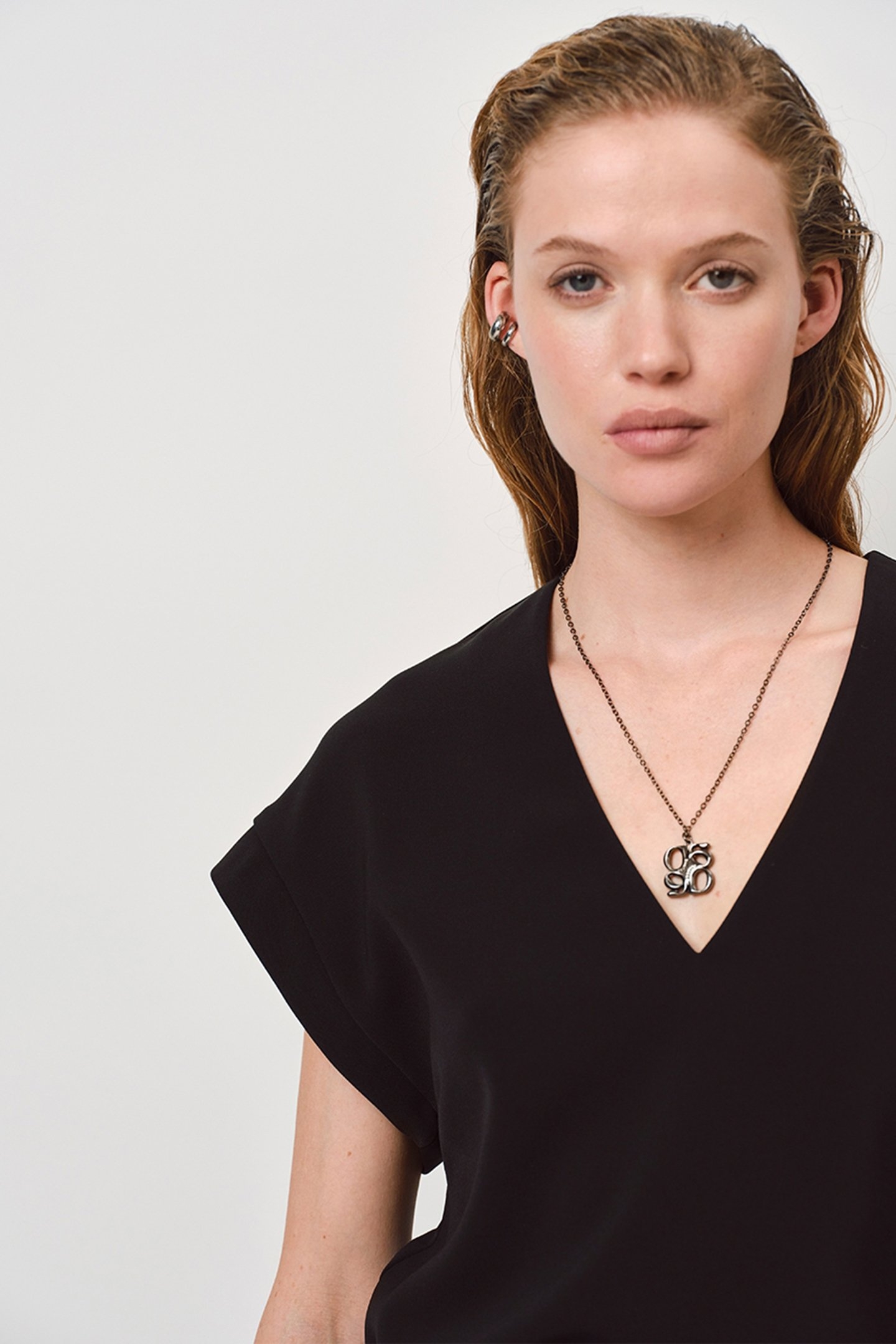 HENNE DETAILED SLIT TOP RAVEN 4