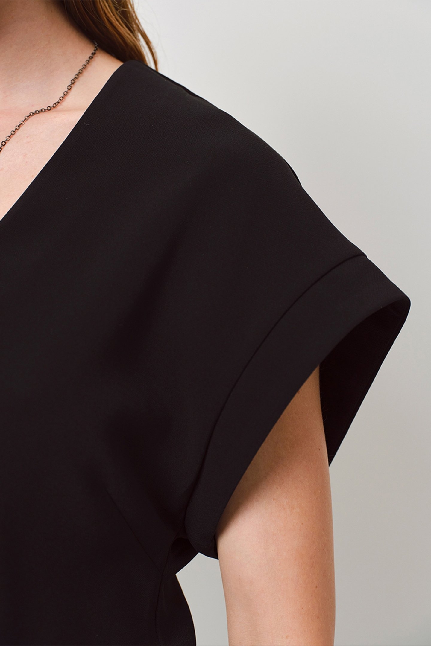 HENNE DETAILED SLIT TOP RAVEN 5