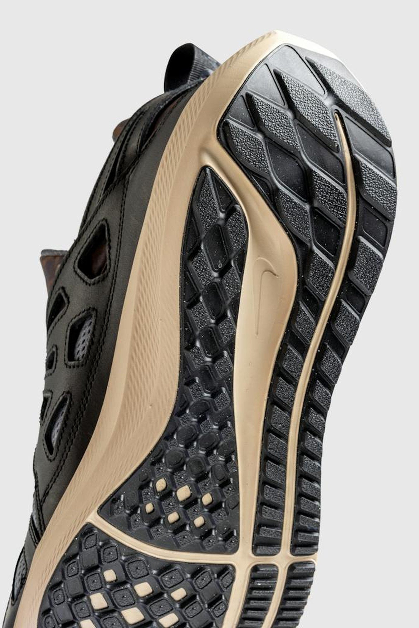 NIKE X PATTA – AIR HUARACHE 20Y24 BLACK/COOL GREY/SANDDRIFT 4